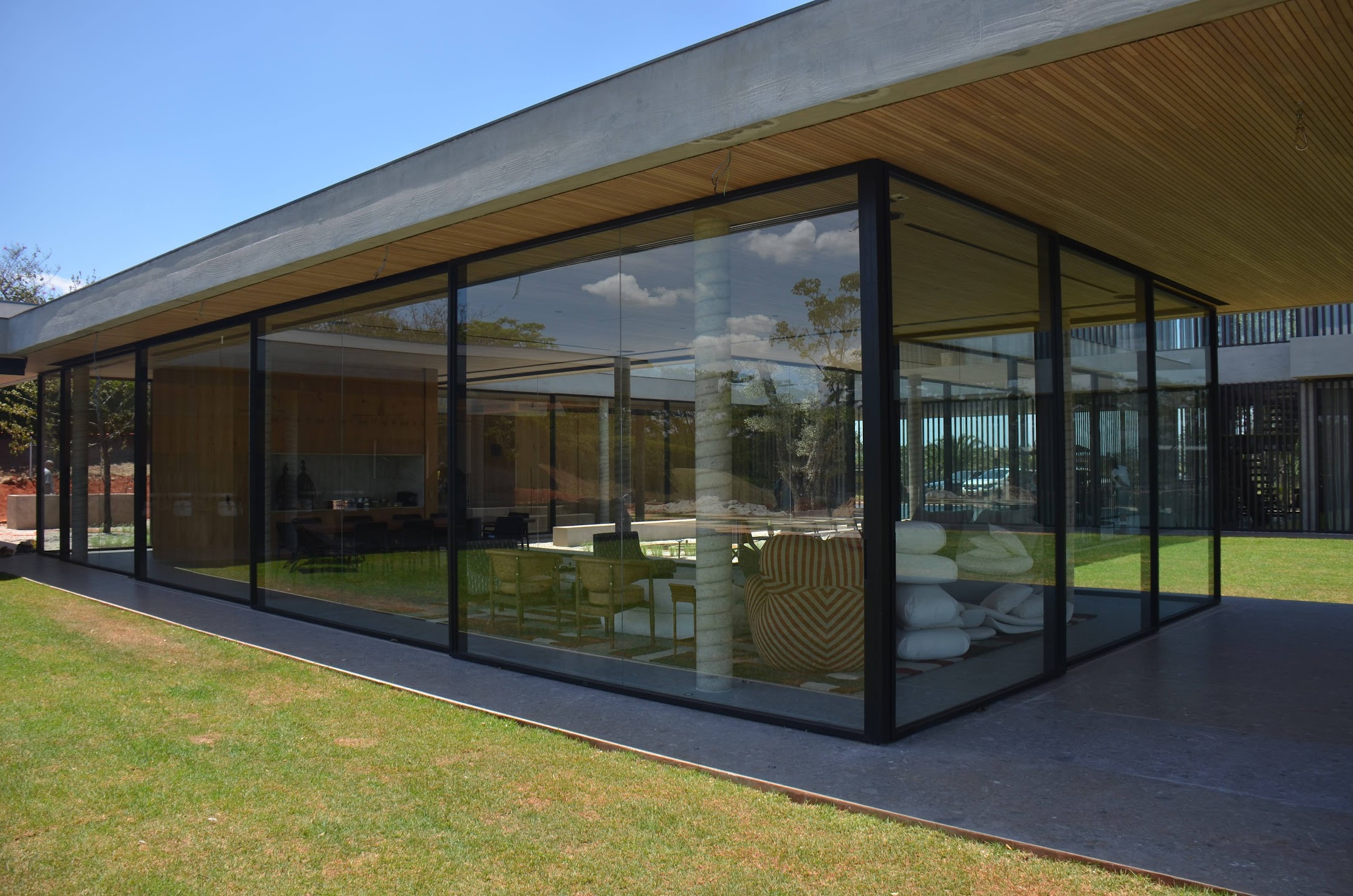 Detalhe de esquadria minimalista em ambiente de luxo
