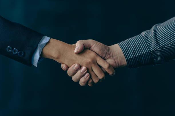 Aperto de mãos profissional simbolizando uma parceria de sucesso